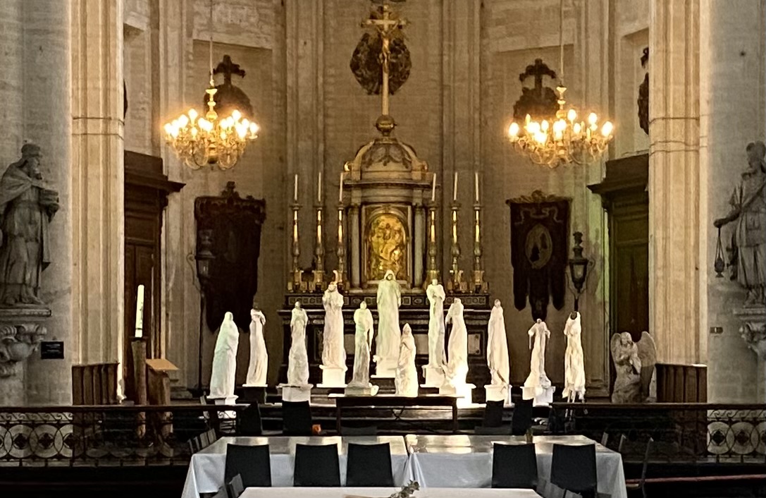 De twaalf beelden tentoonsteld in de Begijnhofkerk van Brussel