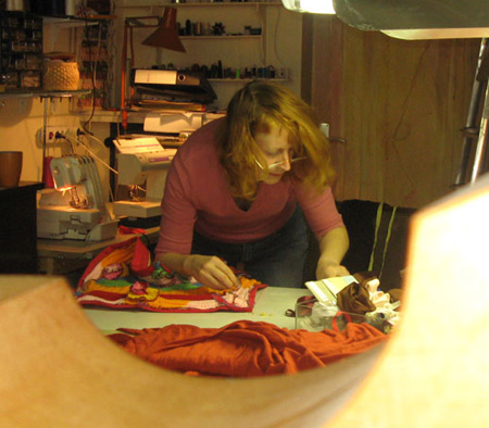 Els aan het werk in haar atelier