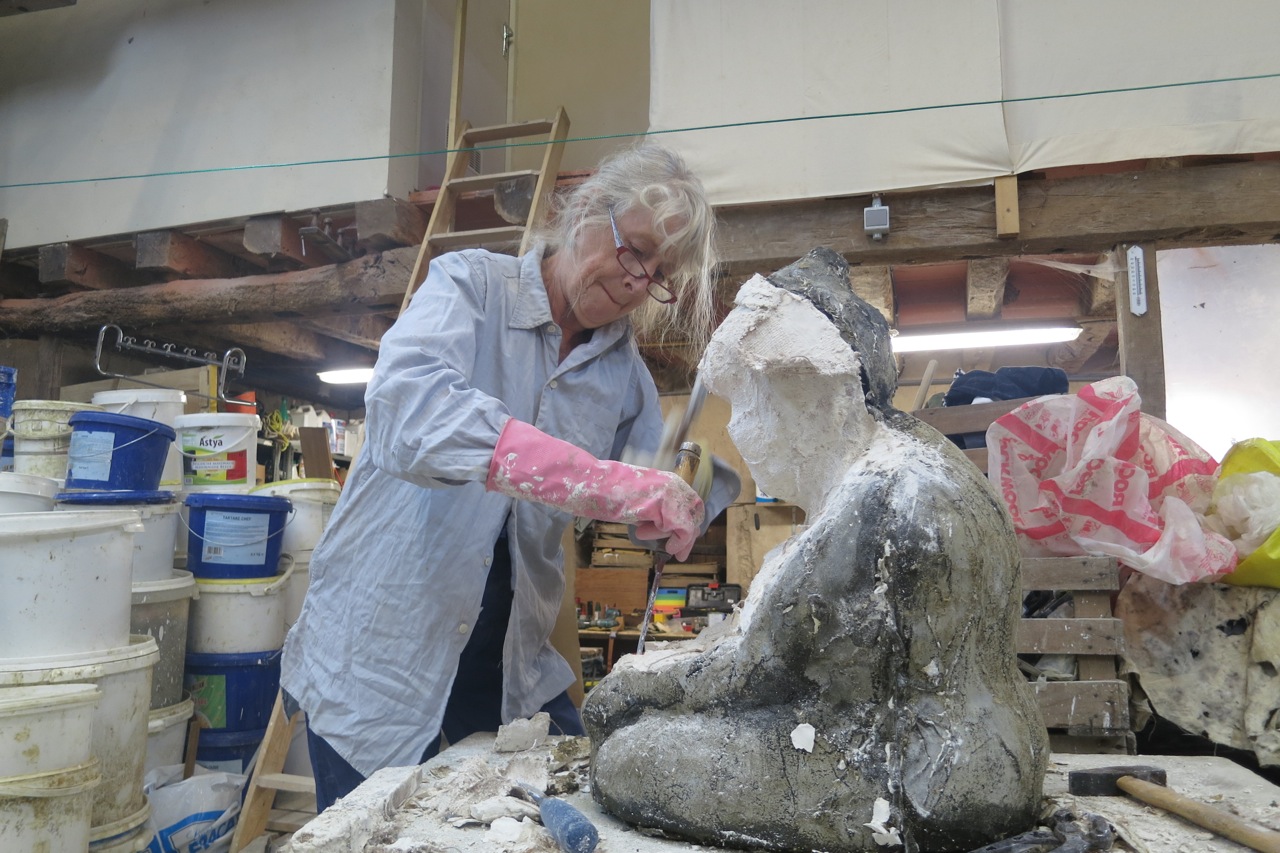 Renate Els Aerts aan het werk in haar atelier aan een beeld