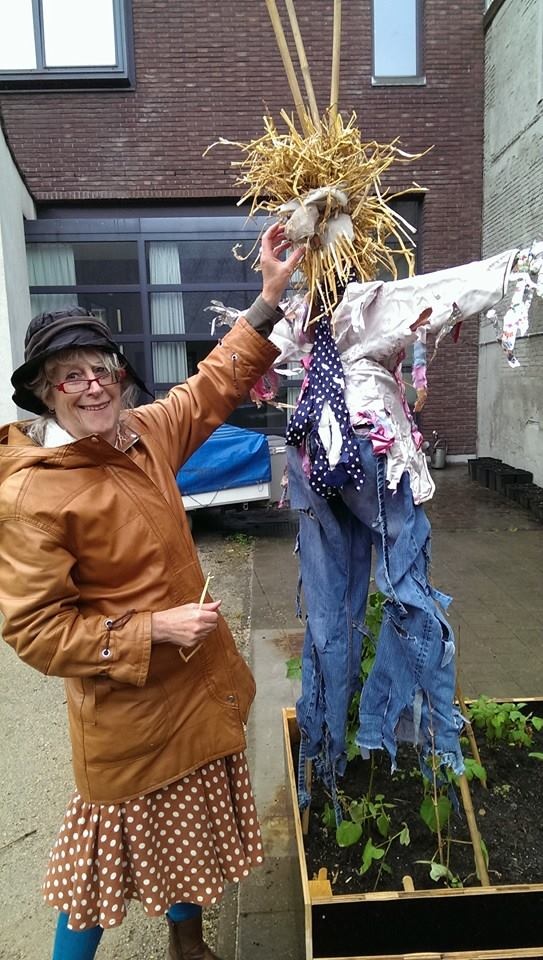 Els bij een interactieve textielinstallatie in de buitenlucht